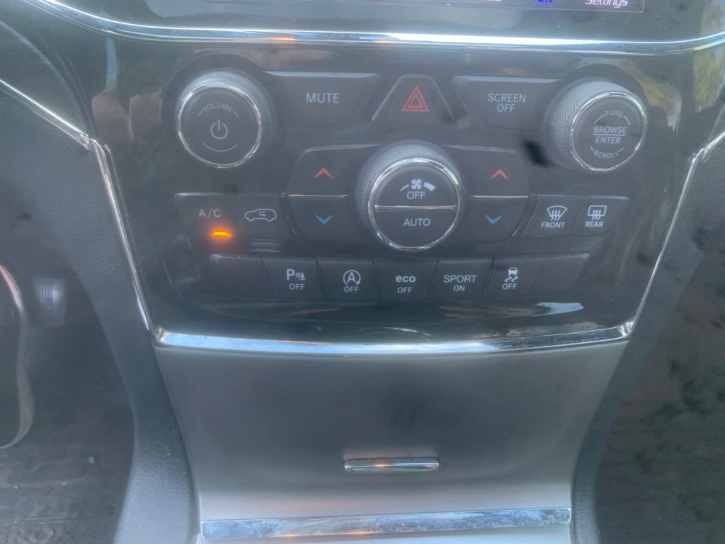 Used 2020 Diamond Black Crystal Pearlcoat Jeep Limited image 17