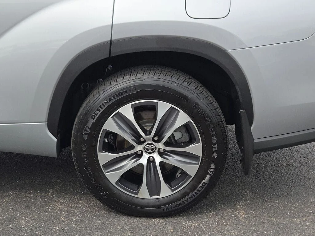 Used 2022 Silver Toyota XLE image 16