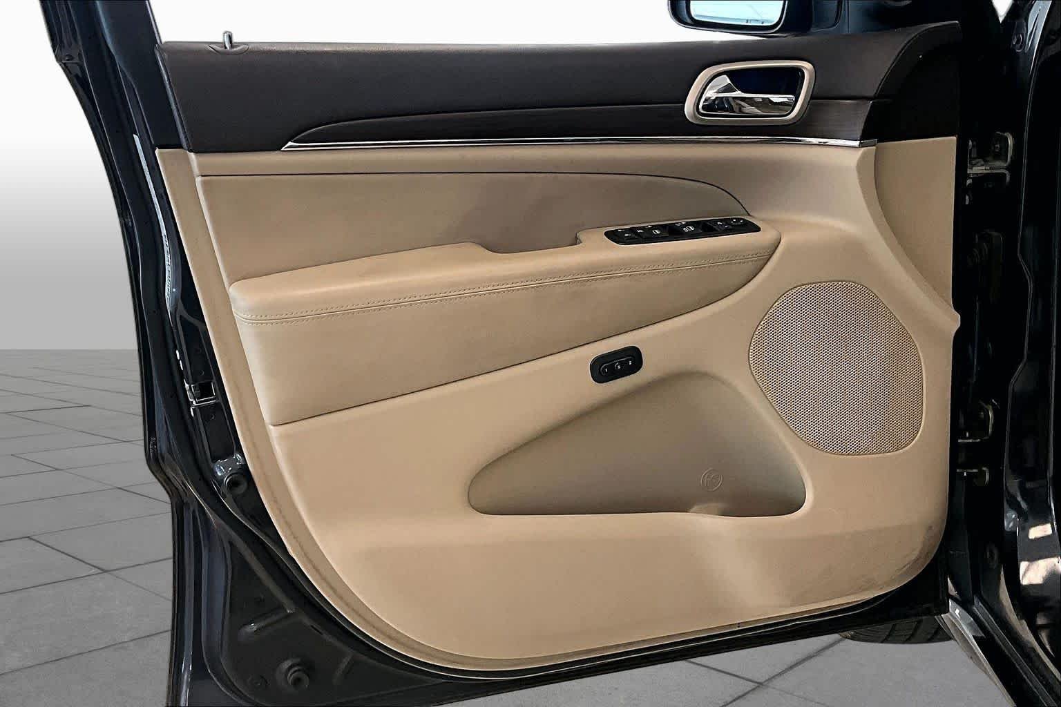 Used 2015 Maximum Steel Metallic Clearcoat Jeep Overland image 19