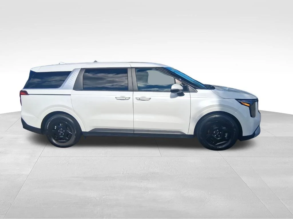 Used 2026 White Kia LXS image 4