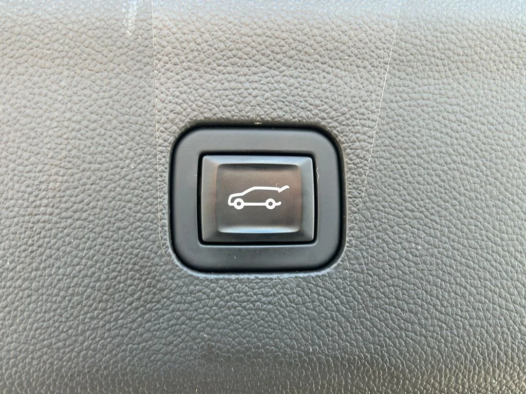 Used 2022 White Buick Avenir image 16