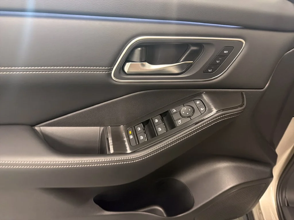 New 2026 Champagne Silver Metallic / Super Black Two-tone Nissan Platinum image 14