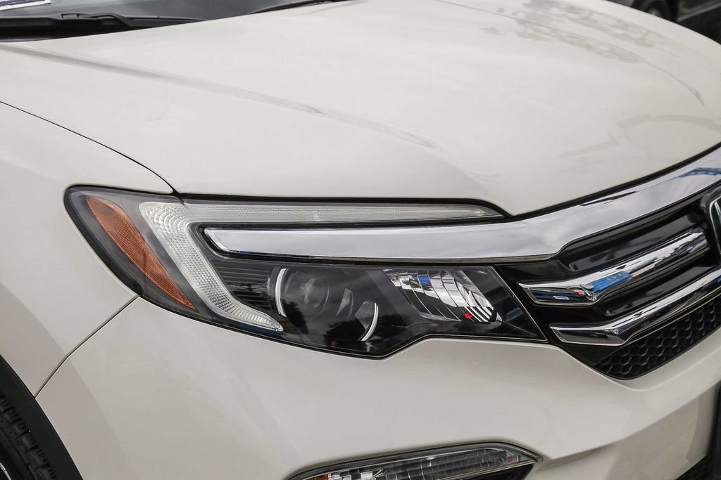 Used 2017 White Diamond Pearl Honda Touring image 10