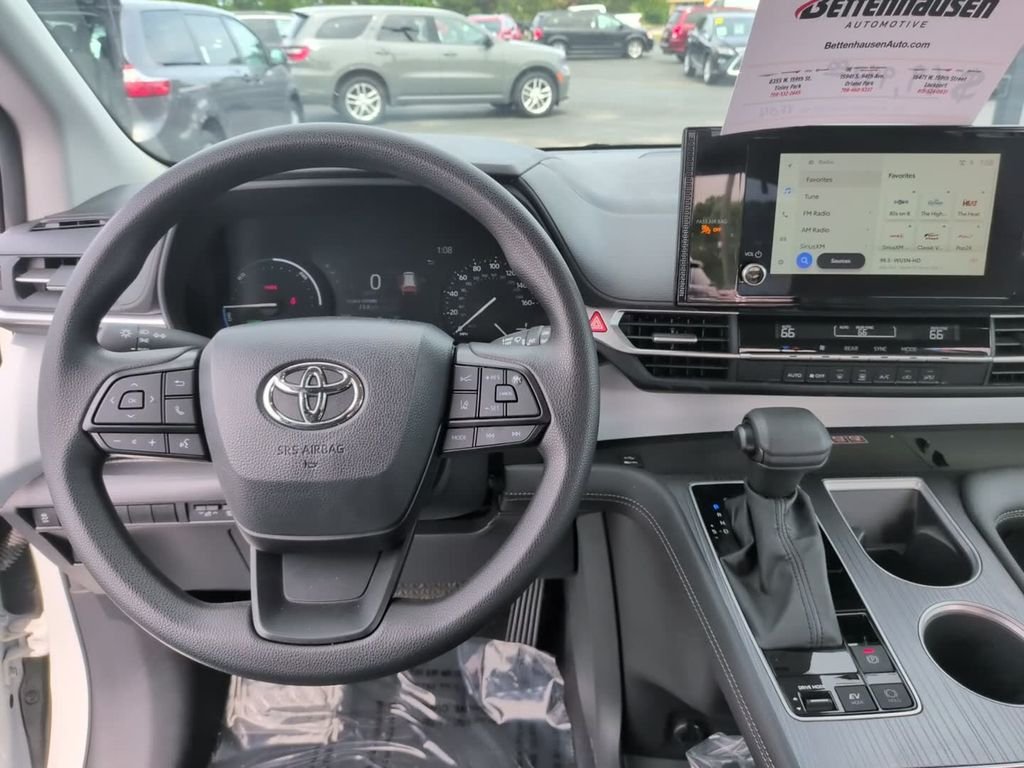 2025 Toyota Sienna LE - Photo 27