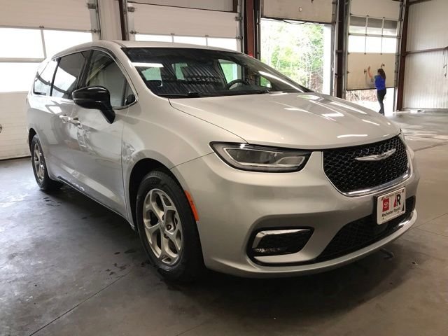 Silver 2024 Chrysler Pacifica Limited FWD Minivan Front-Wheel Drive
