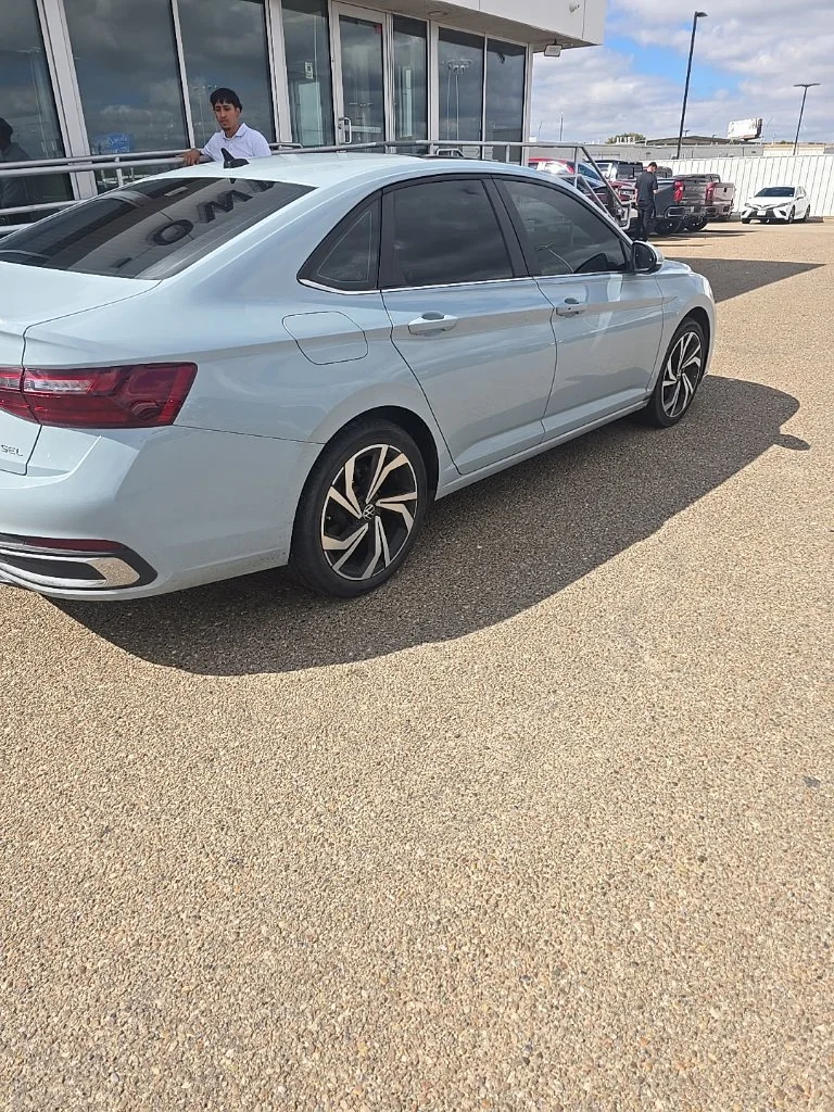 Used 2025  Volkswagen SEL image 2