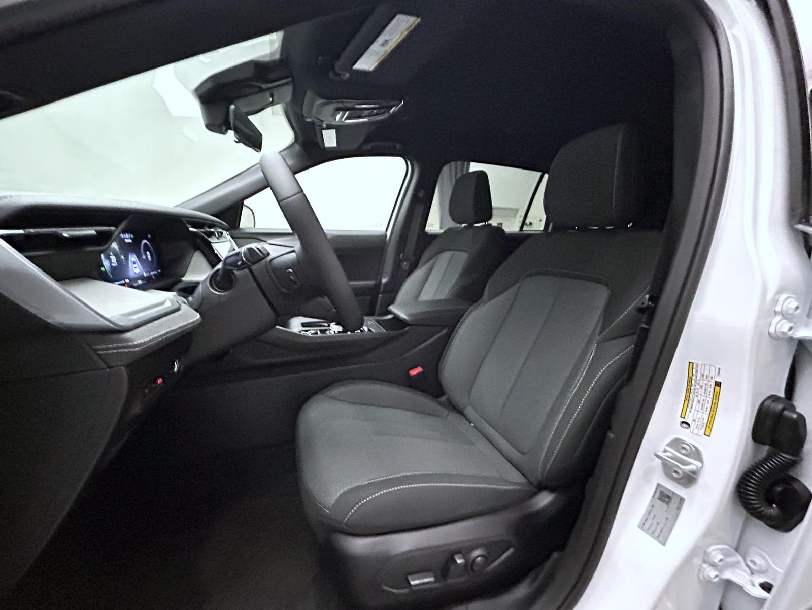 New 2026 Bright White Clear-Coat Exterior Paint Jeep Laredo image 10