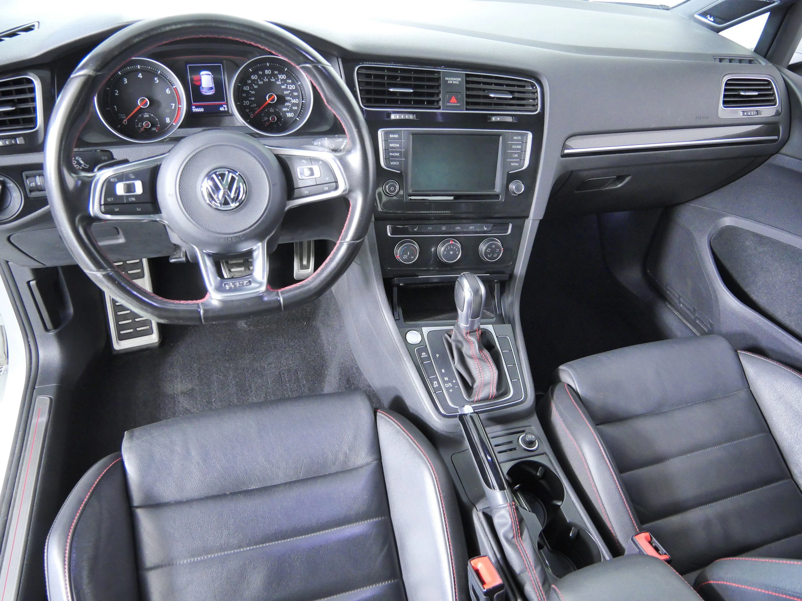 Used 2017 Pure White Volkswagen SE image 4