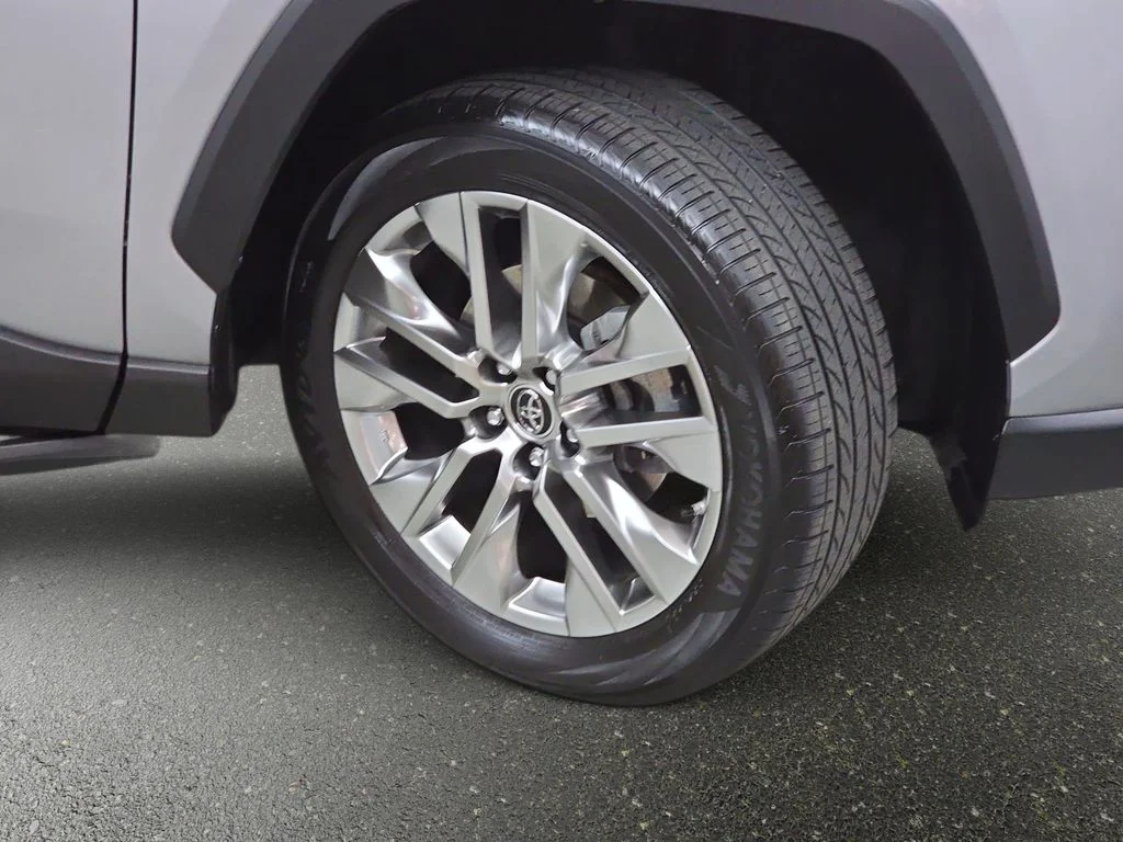Used 2019 Silver Toyota XLE Premium image 33