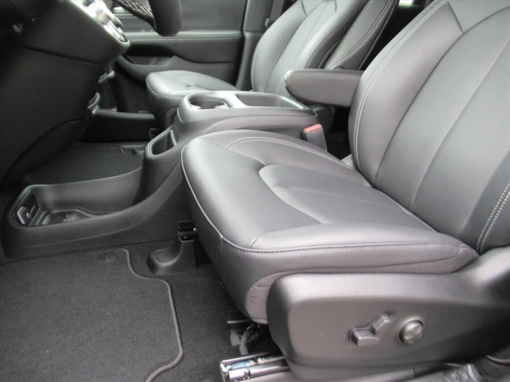 New 2026 Diamond Black Crystal Pearl-Coat Exterior Paint Chrysler Select image 16