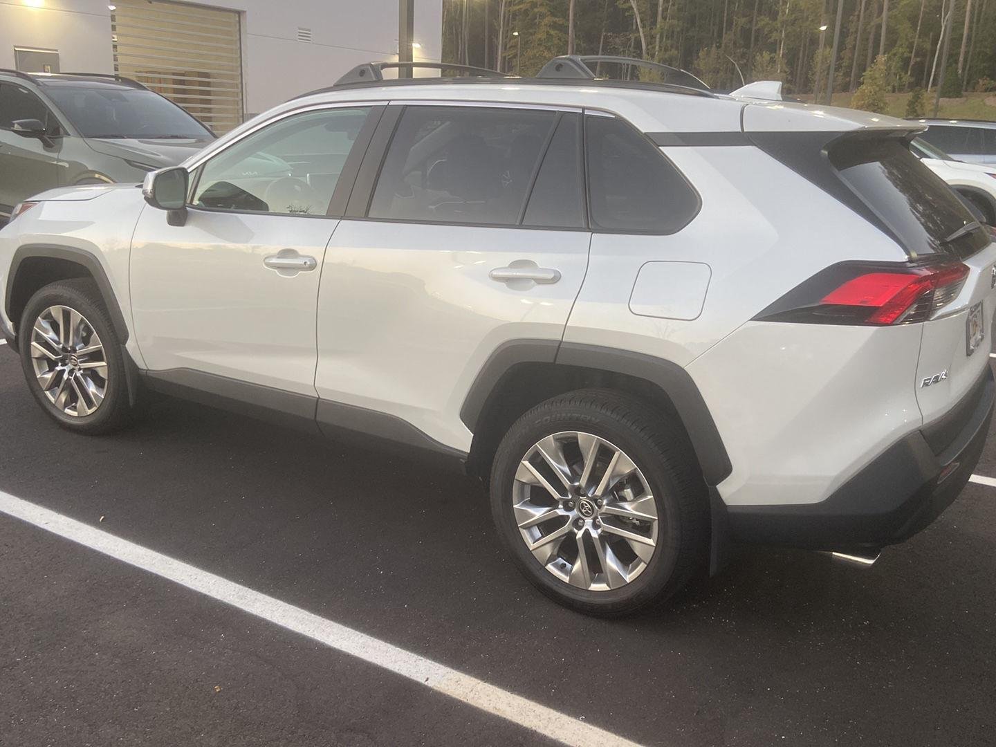 Used 2025 Wind Chill Pearl Toyota XLE Premium image 6