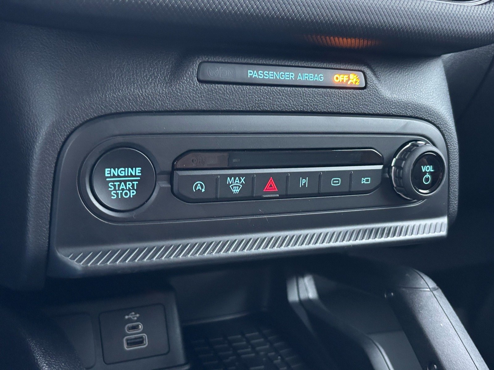 New 2025 Carbonized Gray Metallic Ford Outer Banks® image 19