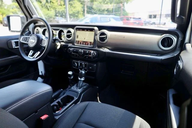 Used 2023 White Jeep Sahara image 34