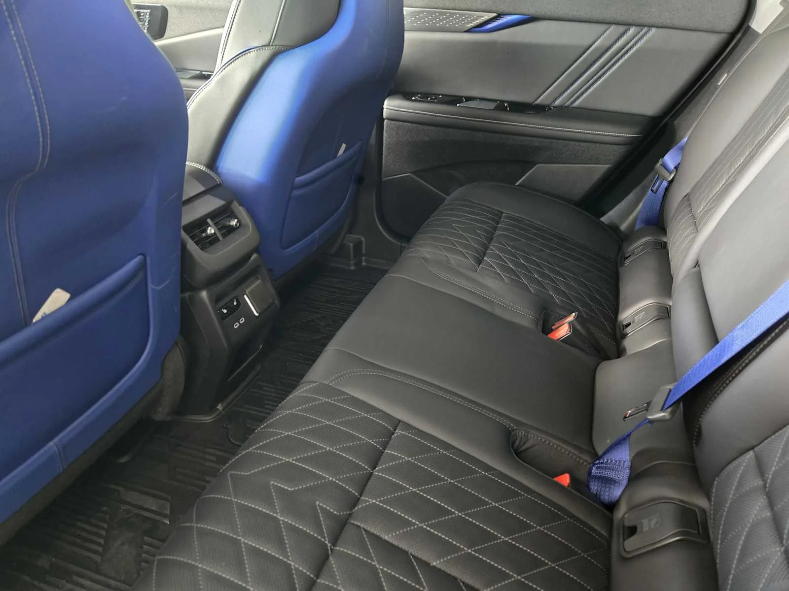 2026 Cadillac OPTIQ V-Series - Photo 19