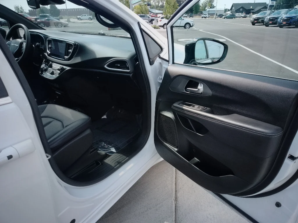 Used 2025 Bright White Clearcoat Chrysler Select image 14