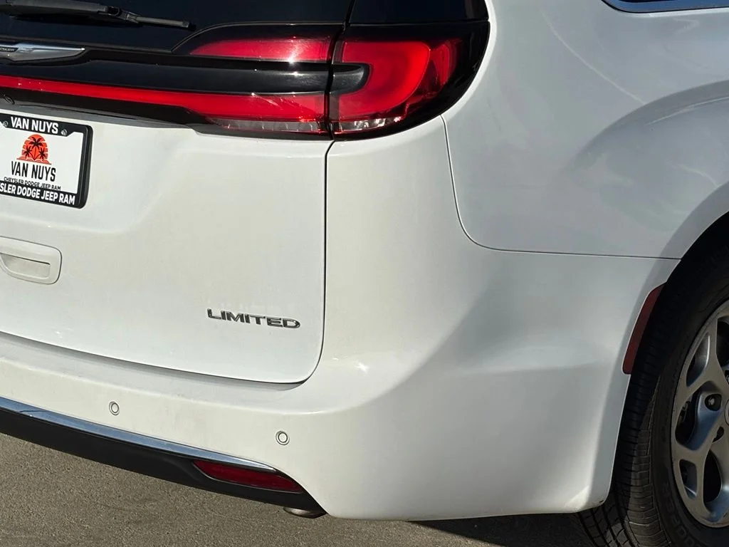 Used 2023 Bright White Clearcoat Chrysler Limited image 4