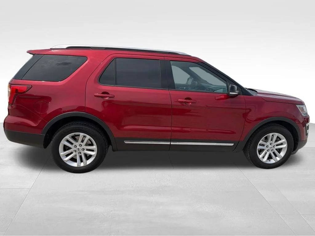Used 2017 Ruby Red Metallic Ford XLT image 4