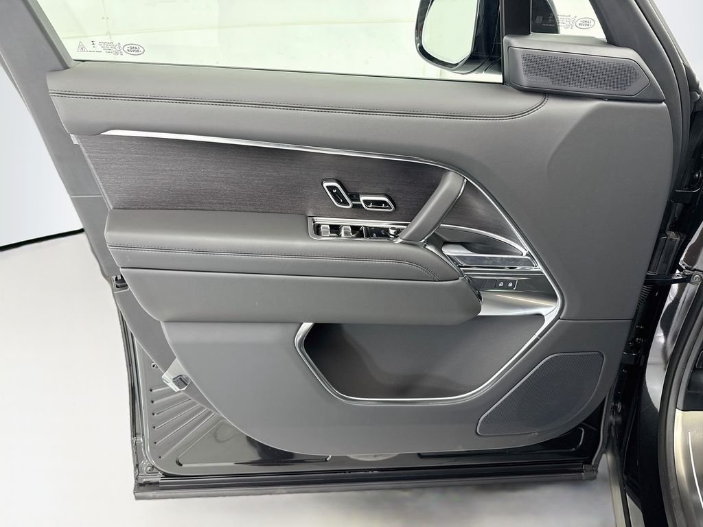 New 2026 Santorini Black Land Rover SE image 24