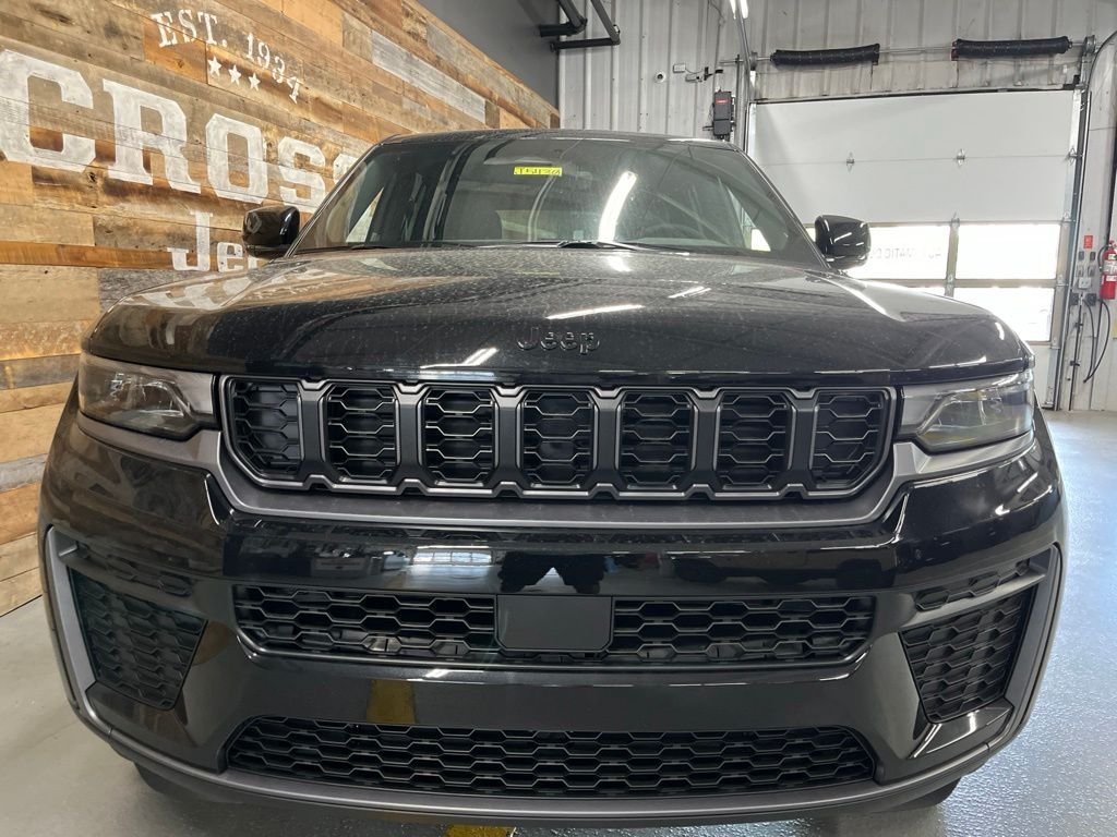 New 2026 Diamond Black Crystal Pearl-Coat Exterior Paint Jeep Altitude image 7