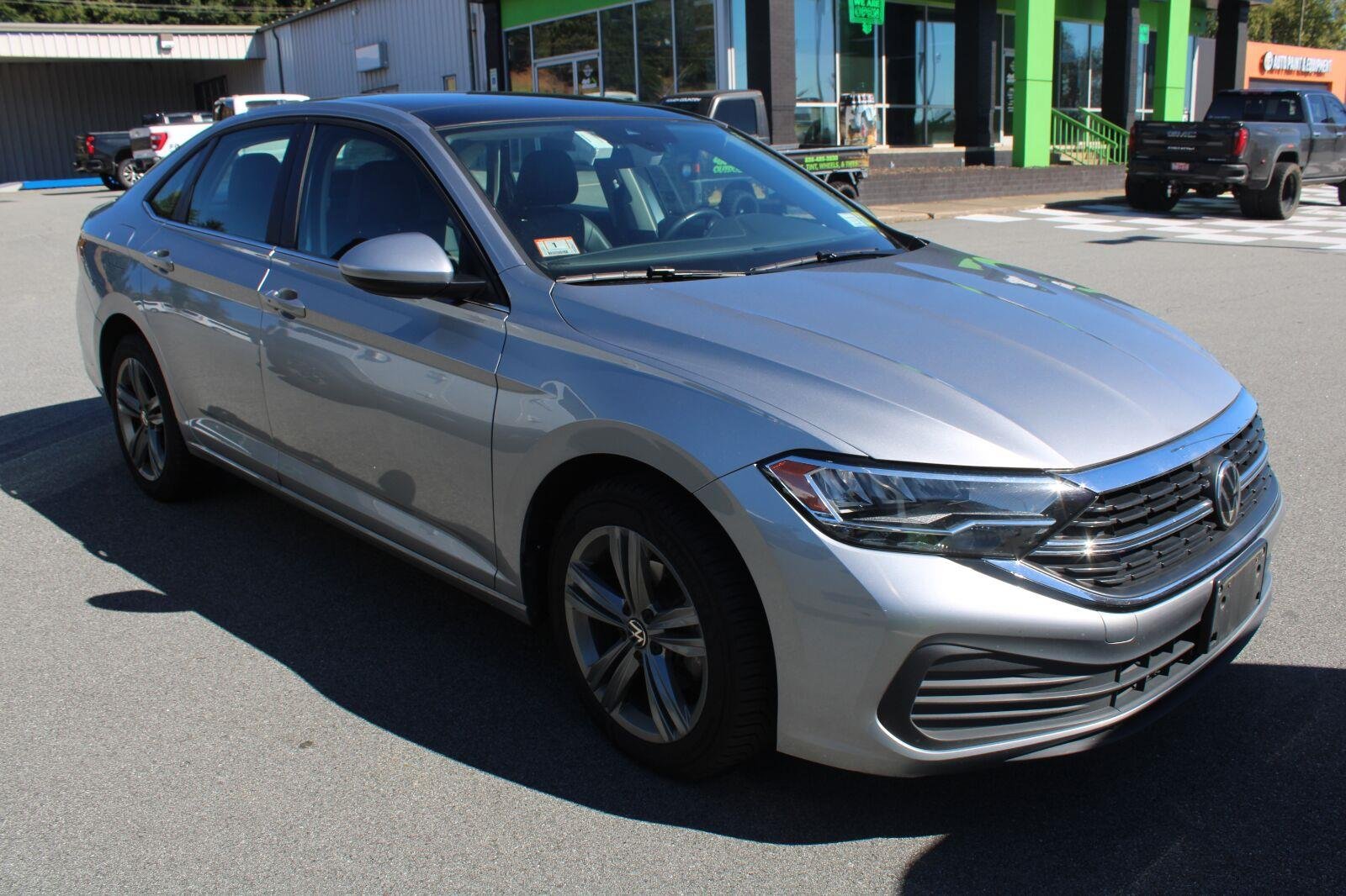 Used 2024  Volkswagen SE image 2