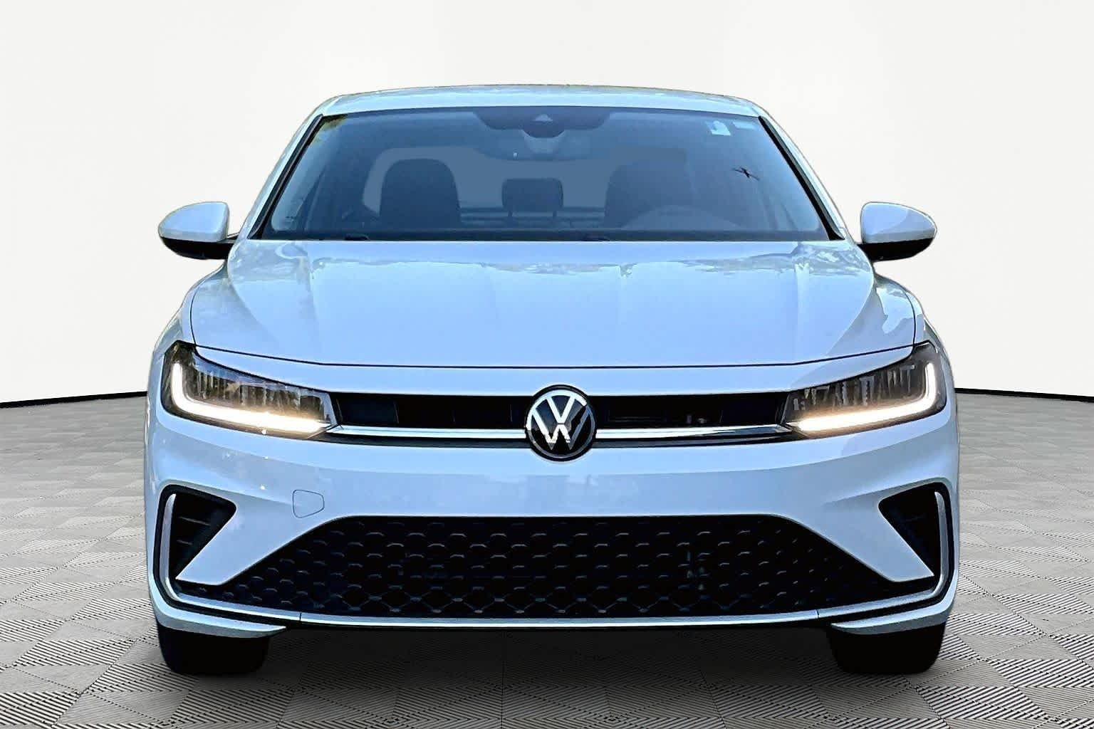 Used 2025 Opal White Pearl Volkswagen SE image 4