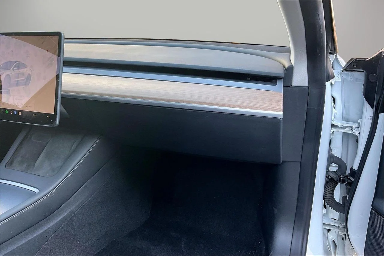 Used 2023  Tesla Base image 22