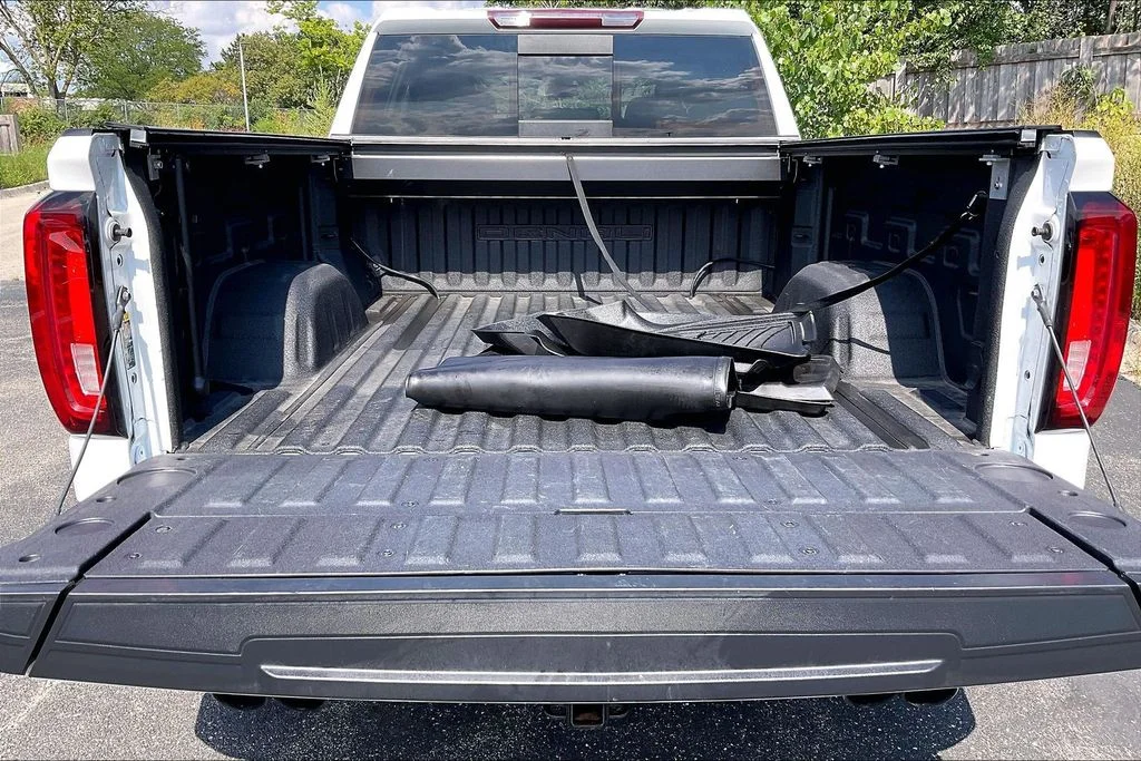 Used 2022 White Frost Tricoat GMC Denali image 27