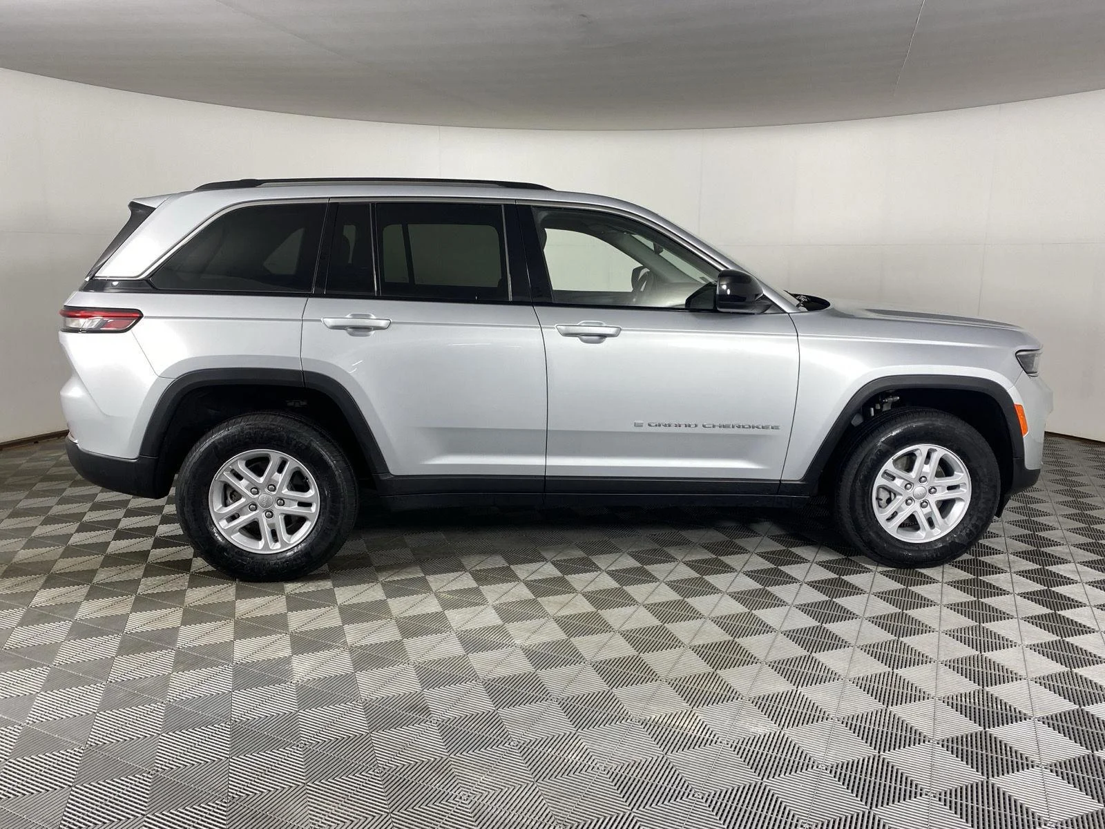 Used 2023 Silver Zynith Jeep Laredo image 18