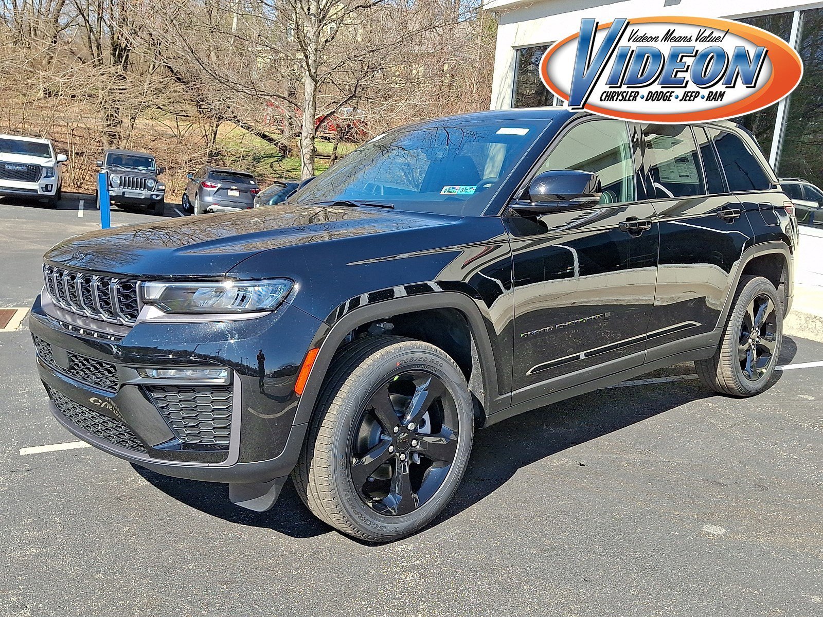 New 2026 Diamond Black Crystal Pearl-Coat Exterior Paint Jeep Limited image 1