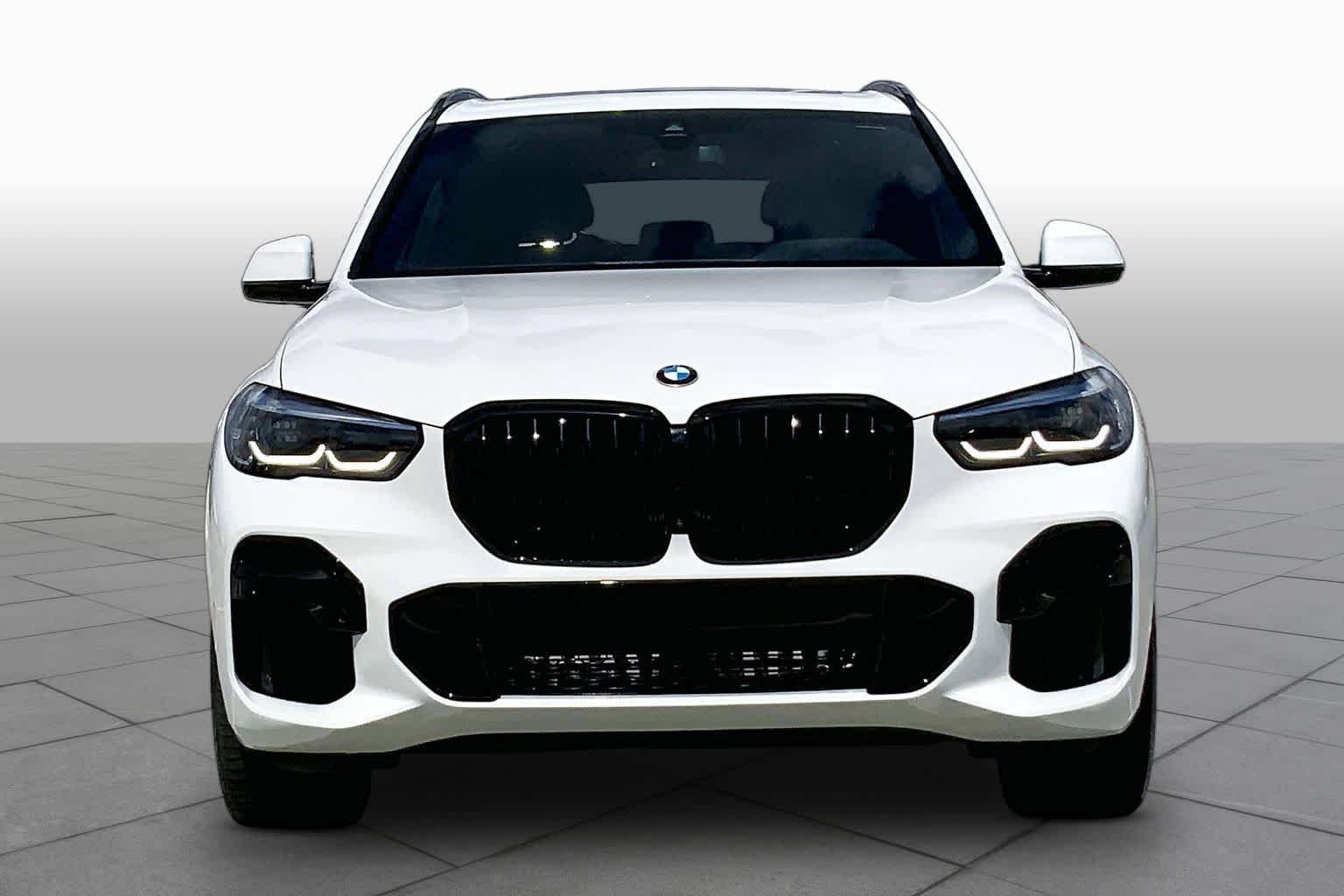 Used 2023 Alpine White BMW sDrive40i image 3