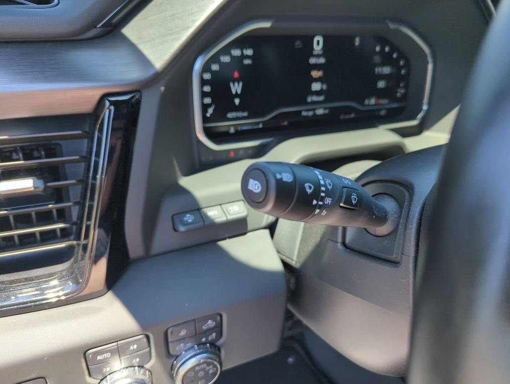 Used 2025 White GMC AT4 image 20
