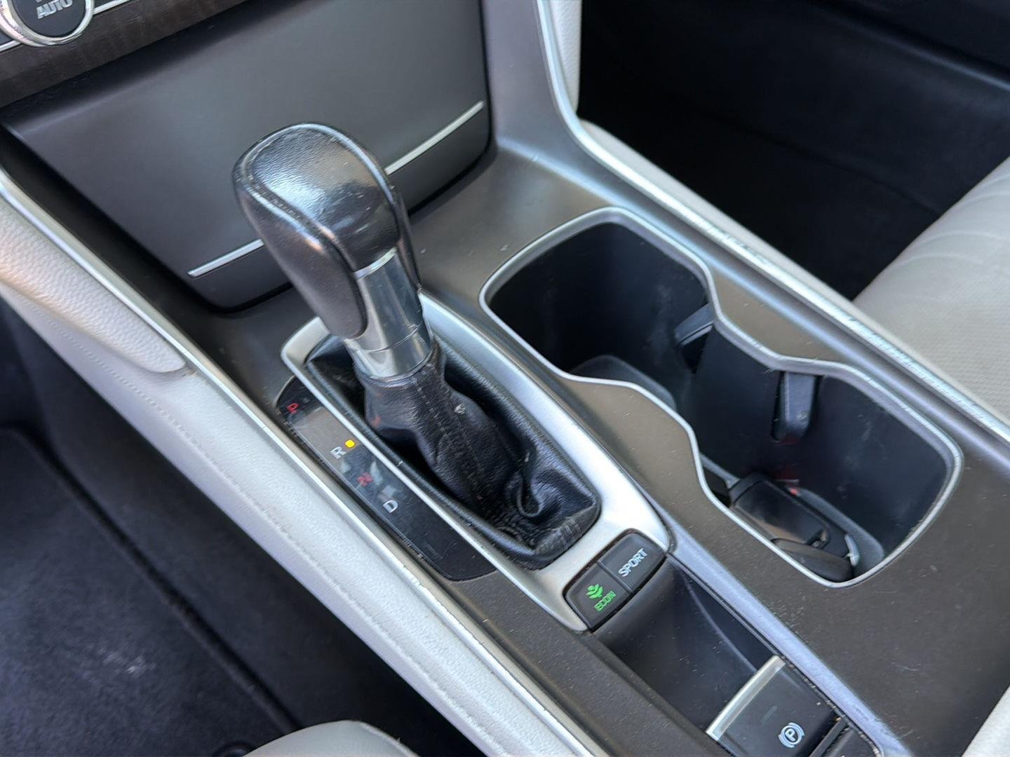 Used 2018 Platinum White Pearl Honda Touring image 30