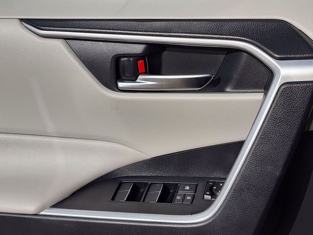 Used 2019 Gray Toyota XLE Premium image 25
