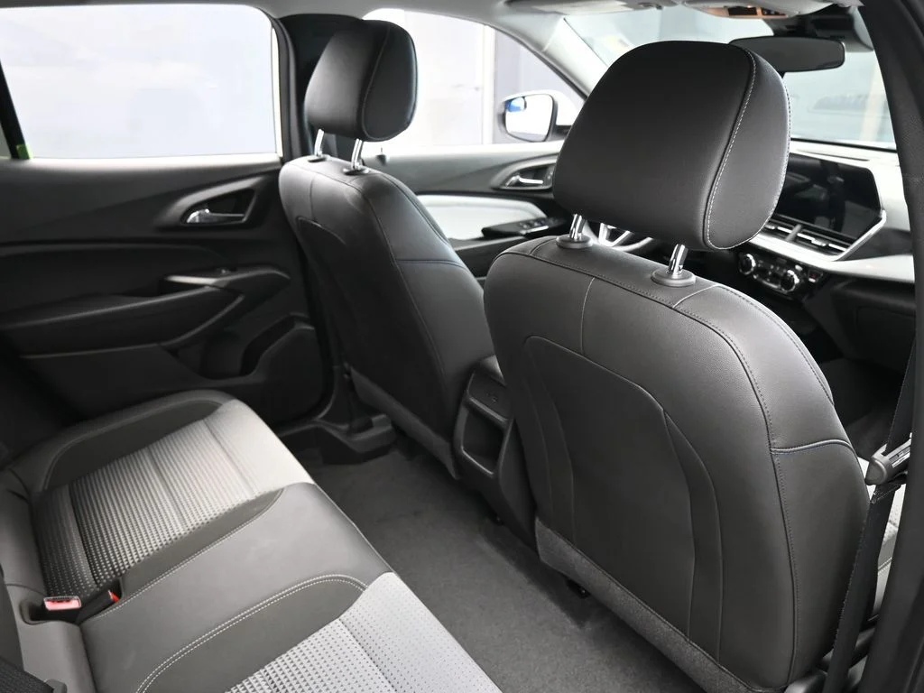 Used 2025 Summit White Chevrolet LT image 43