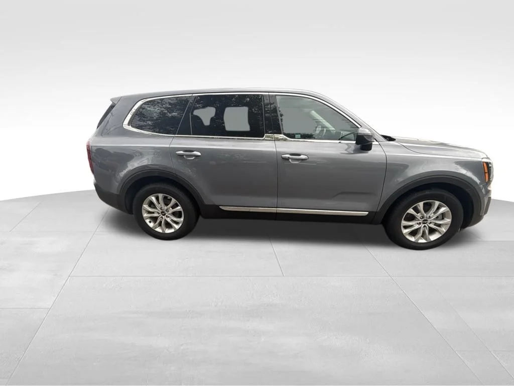 Used 2022 Silver Kia LX image 9