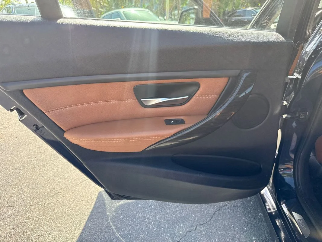 Used 2013  BMW xDrive image 11