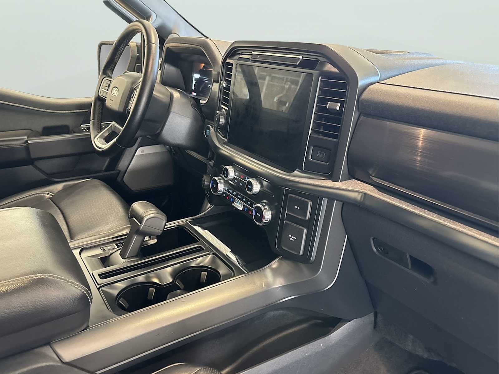 Used 2025 Agate Black Metallic Ford LARIAT image 28