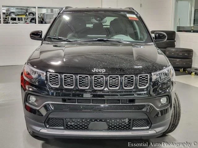New 2026 Diamond Black Crystal Pearl-Coat Exterior Paint Jeep Latitude image 4