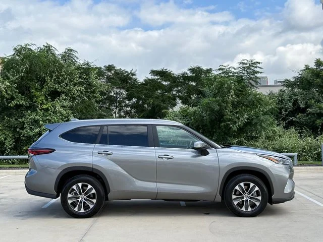 Certified Used 2025  Toyota XLE image 5