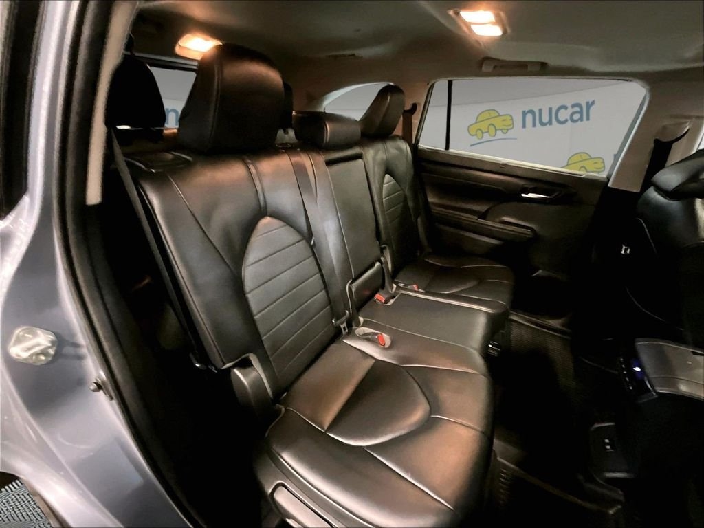 Used 2020  Toyota XLE image 16