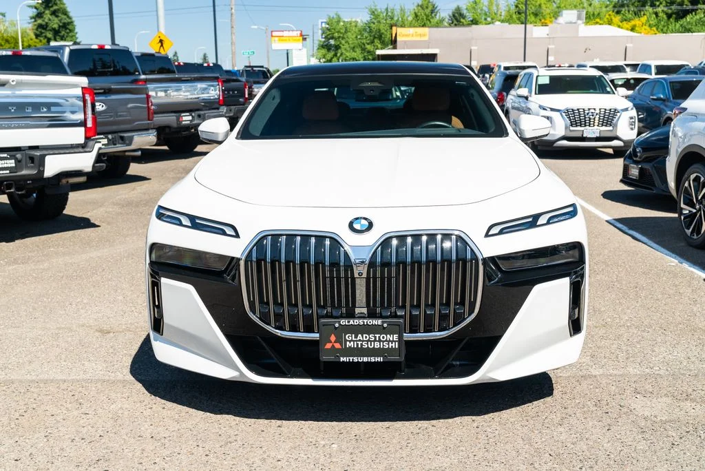 Used 2025 White BMW 740i xDrive image 2