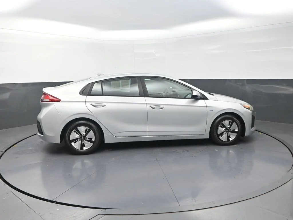 Used 2018 Silver Hyundai Blue image 12