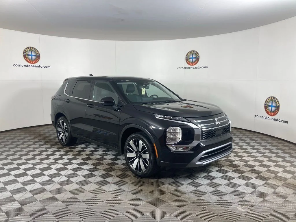 Used 2025  Mitsubishi SE image 17