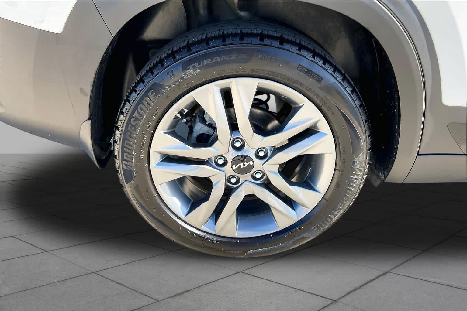 Used 2022 Clear White/Black Roof Kia S image 11