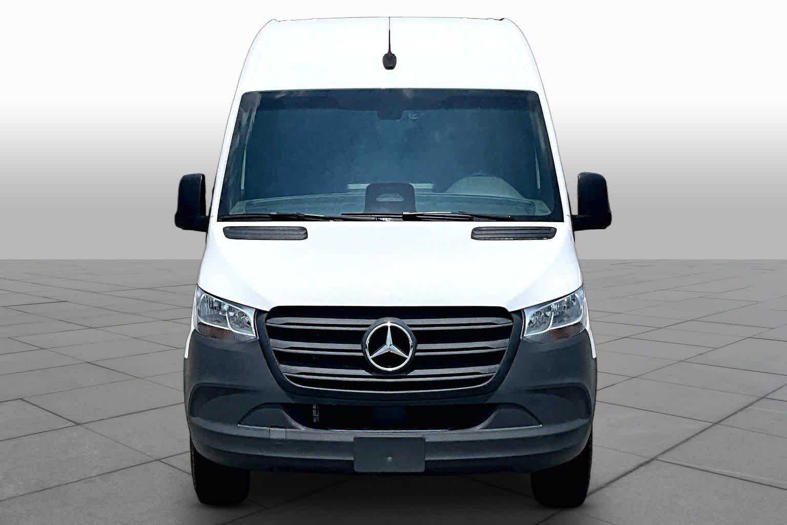 Used 2025 Arctic White Mercedes-Benz  image 4