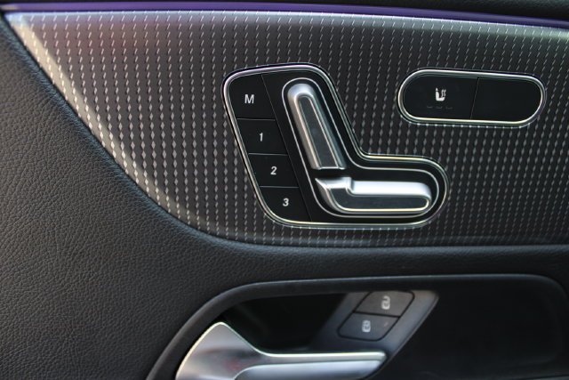 Used 2022 Black Mercedes-Benz GLB 250 image 3