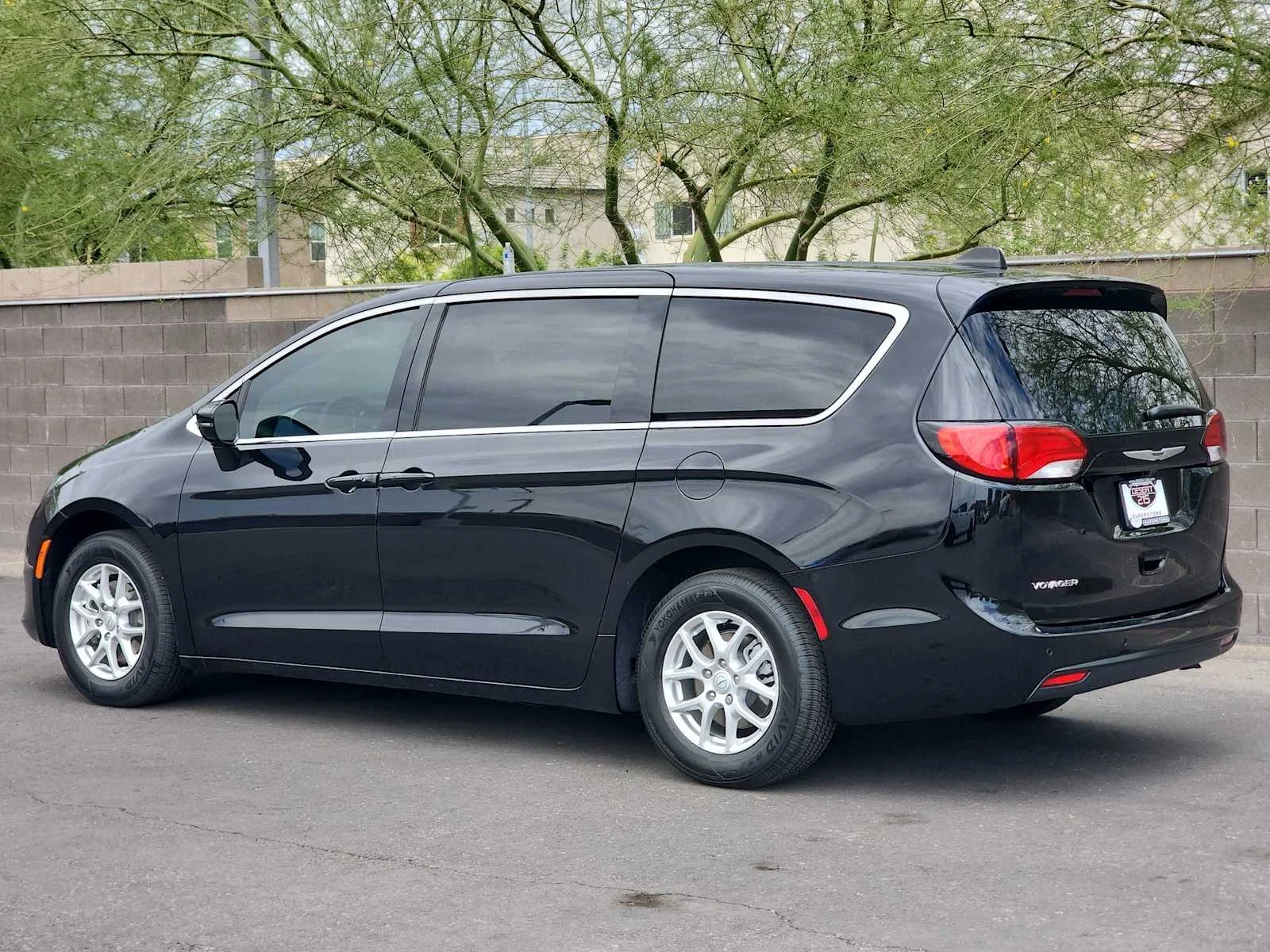 2026 Chrysler Voyager LX - Photo 6