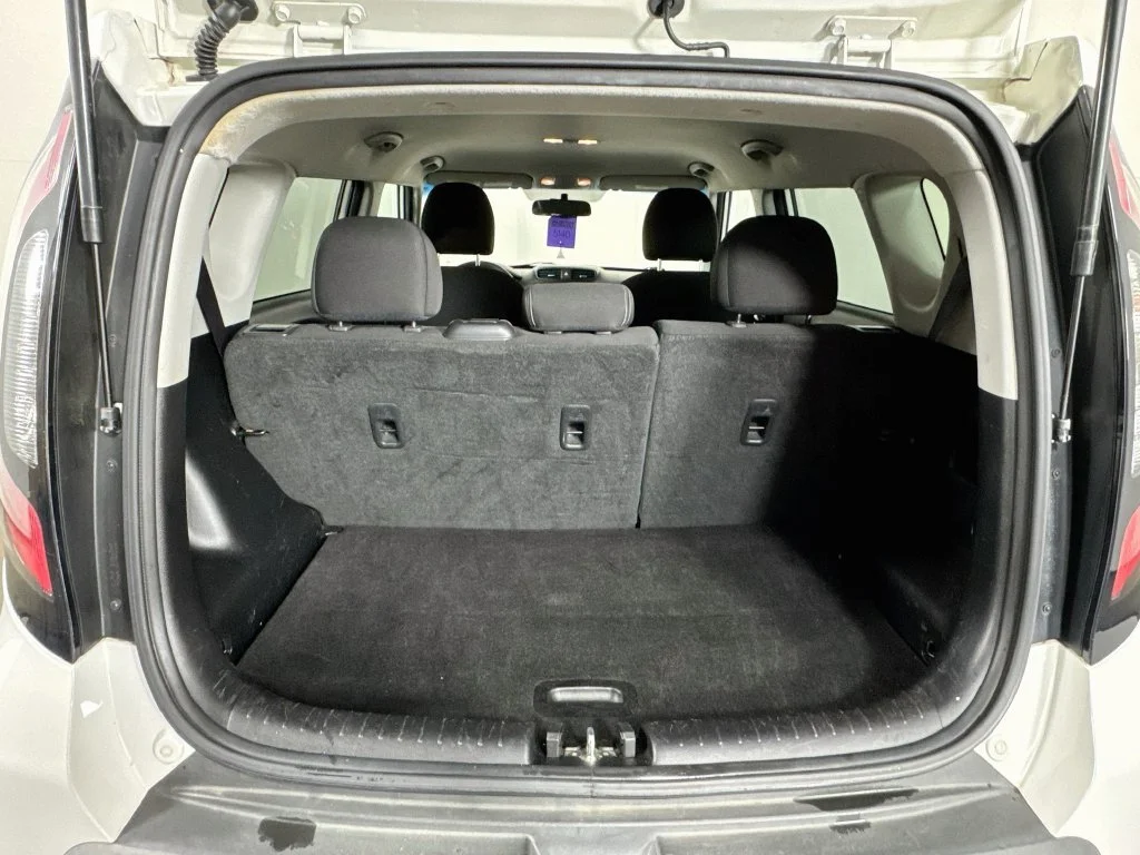 Used 2016 White Kia Base image 26