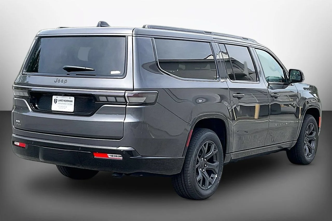 New 2026 Baltic-Gray Metallic Clear-Coat Exterior Paint Jeep Limited Altitude image 8