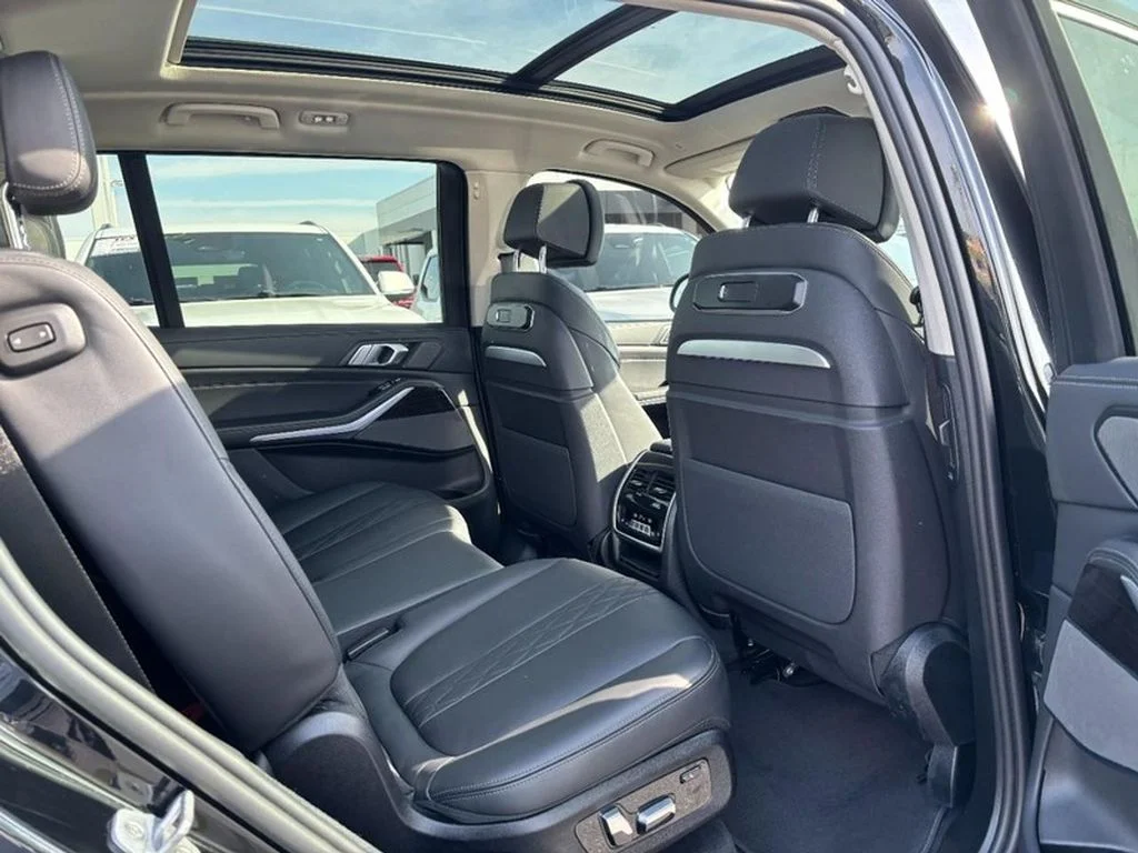 Used 2024 Diamond Black Crystal Pearlcoat Jeep Limited image 9